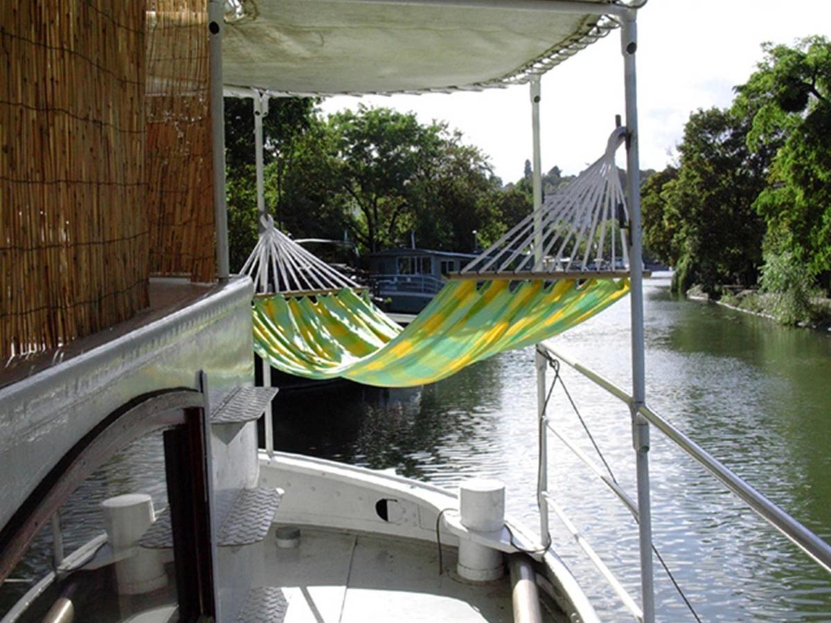 Отель Boat For Guest Исси-ле-Мулино Экстерьер фото
